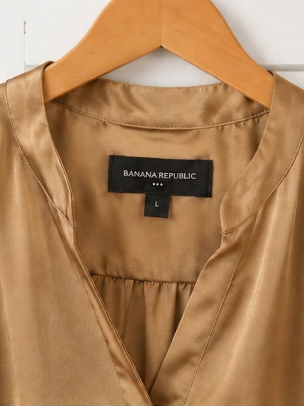 Banana Republic Gold Satin Blouse Large Long Sleeve V-Neck Career Office - Picture 3 of 5